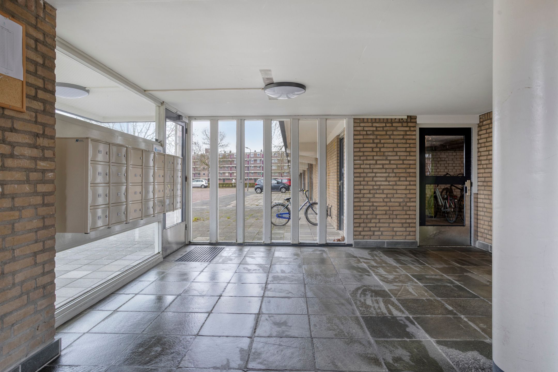 Perfectly maintained apartment with lovely balcony and free view over water — 27