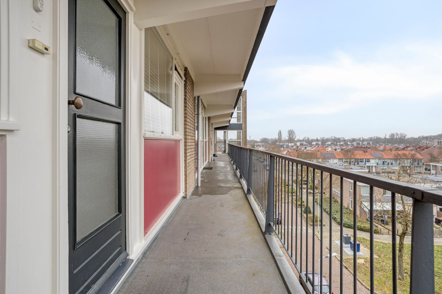 Perfectly maintained apartment with lovely balcony and free view over water — 29