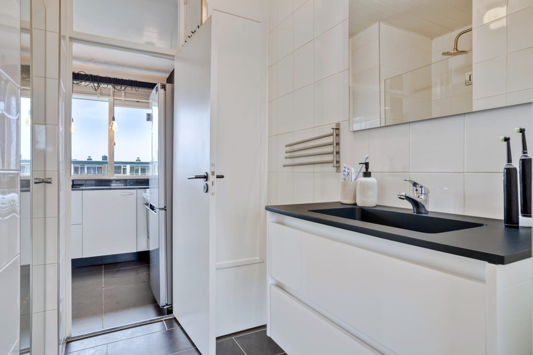 Perfectly maintained apartment with lovely balcony and free view over water — 16