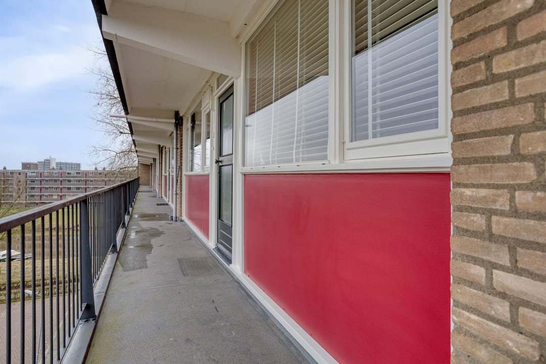 Perfectly maintained apartment with lovely balcony and free view over water — 28