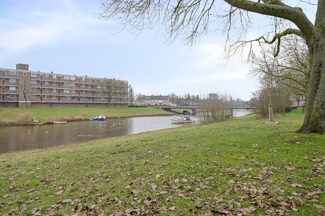 Perfectly maintained apartment with lovely balcony and free view over water — 32