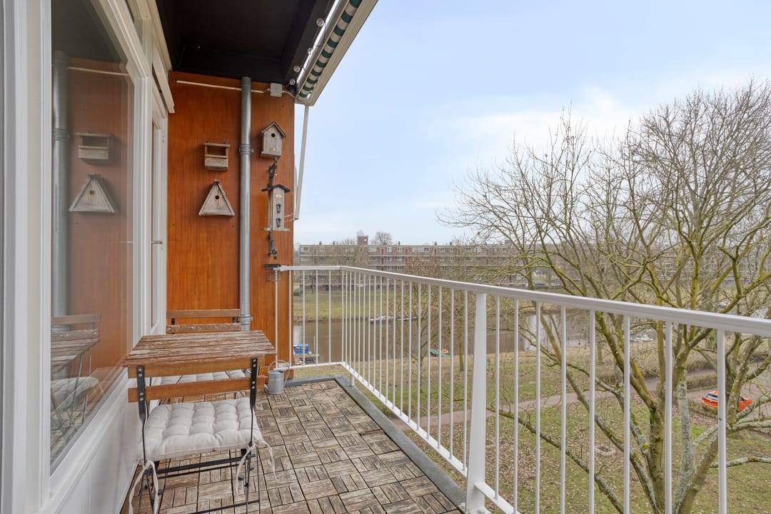 Perfectly maintained apartment with lovely balcony and free view over water — 22