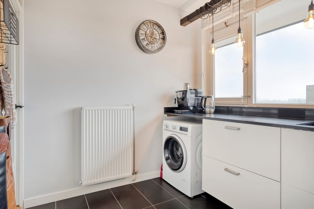 Perfectly maintained apartment with lovely balcony and free view over water — 11