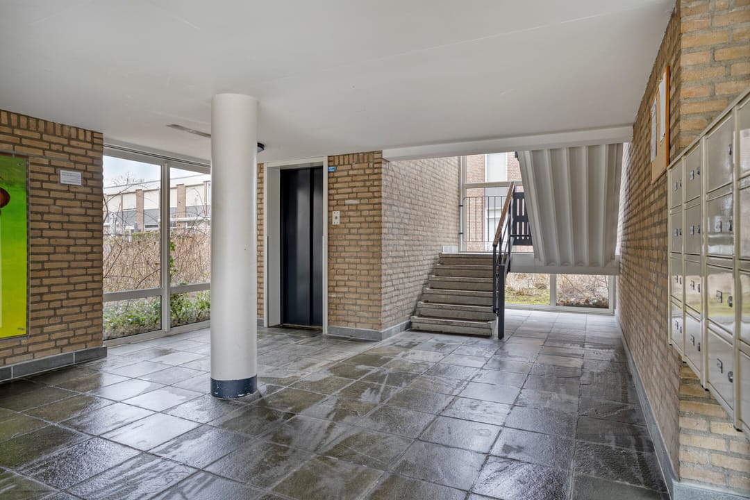 Perfectly maintained apartment with lovely balcony and free view over water — 26