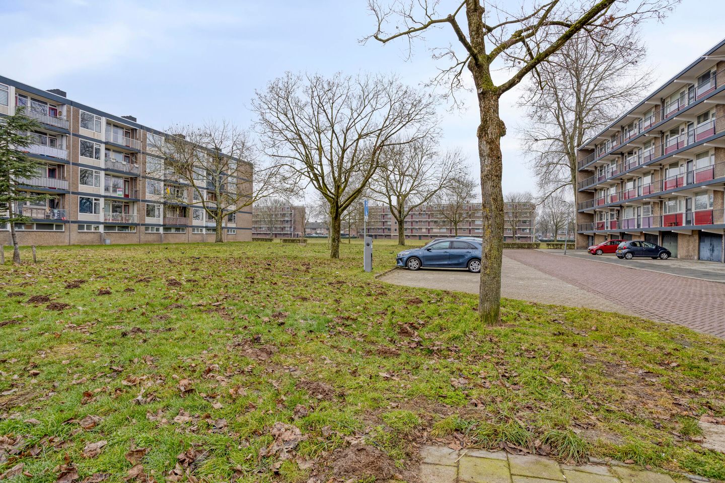 Perfectly maintained apartment with lovely balcony and free view over water — 25