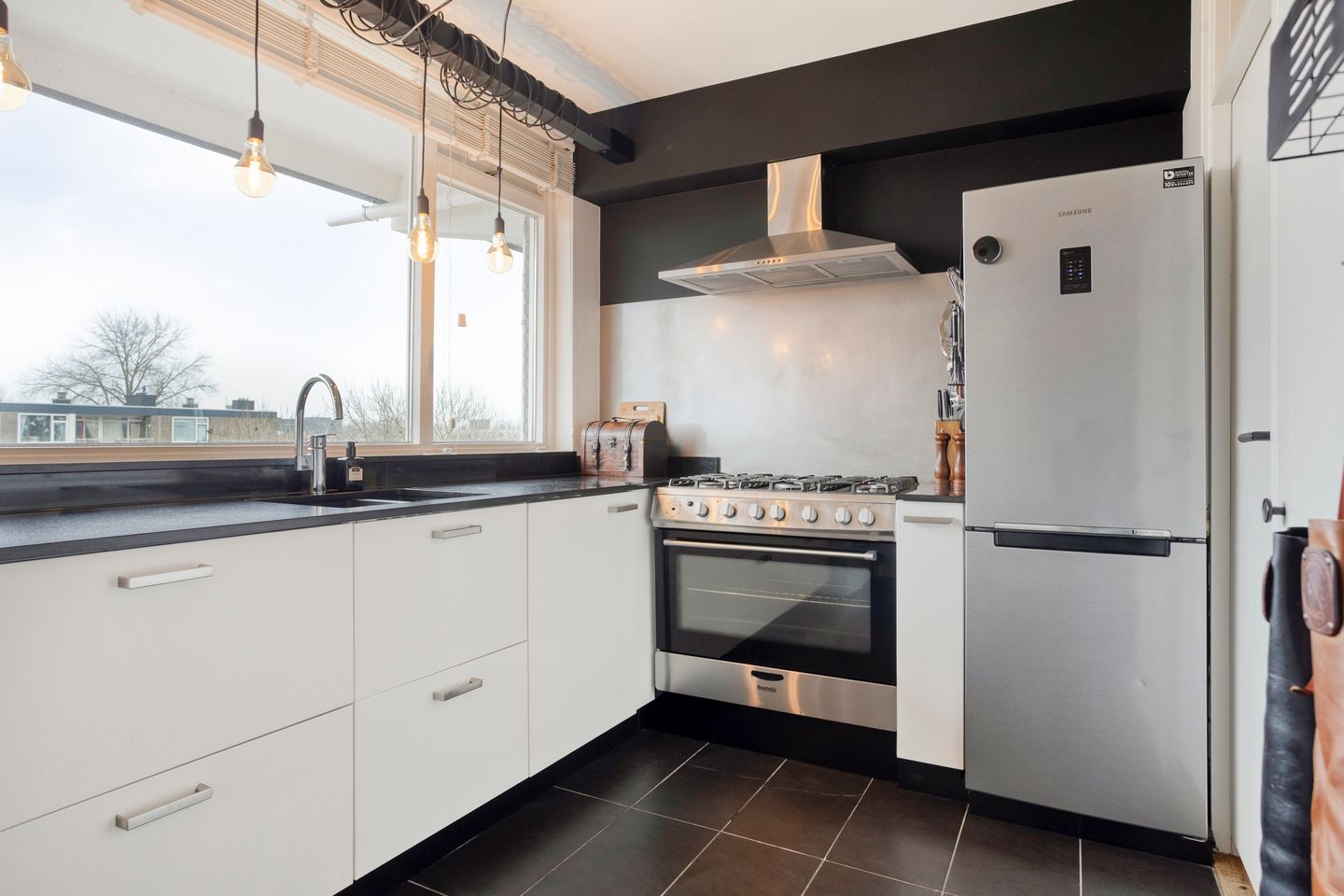 Perfectly maintained apartment with lovely balcony and free view over water — 10