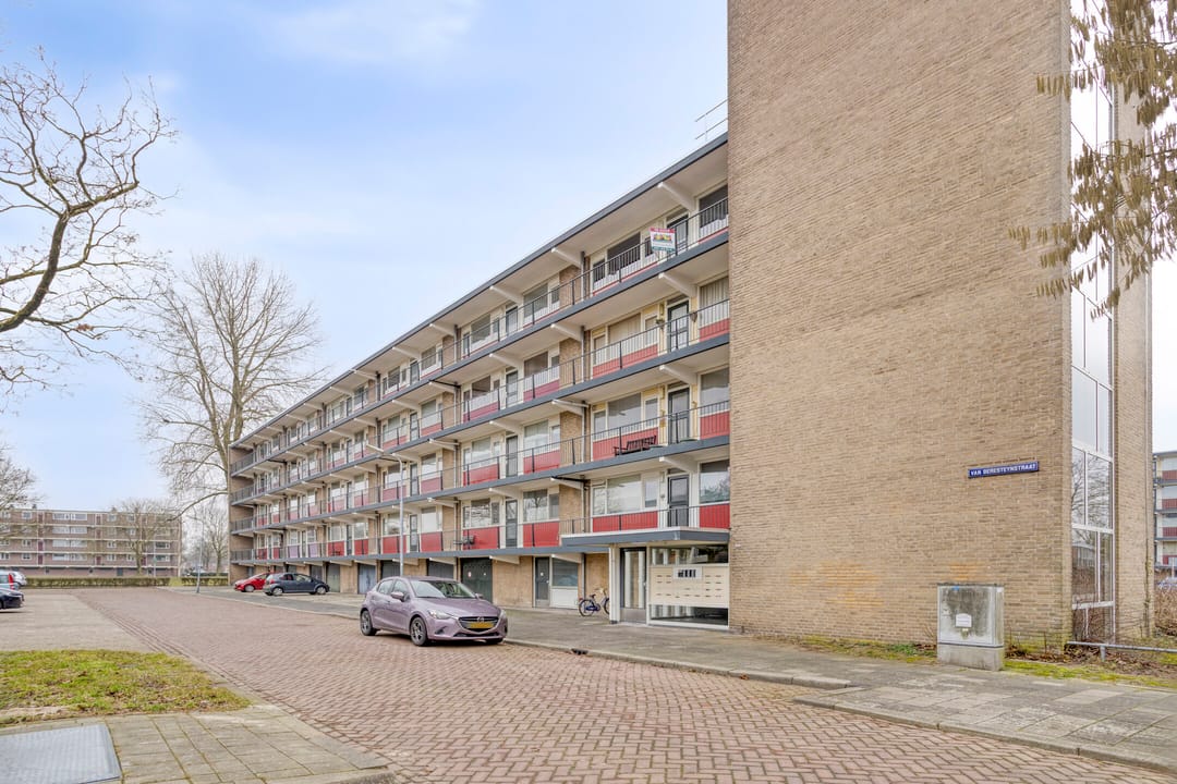 Perfectly maintained apartment with lovely balcony and free view over water — 23