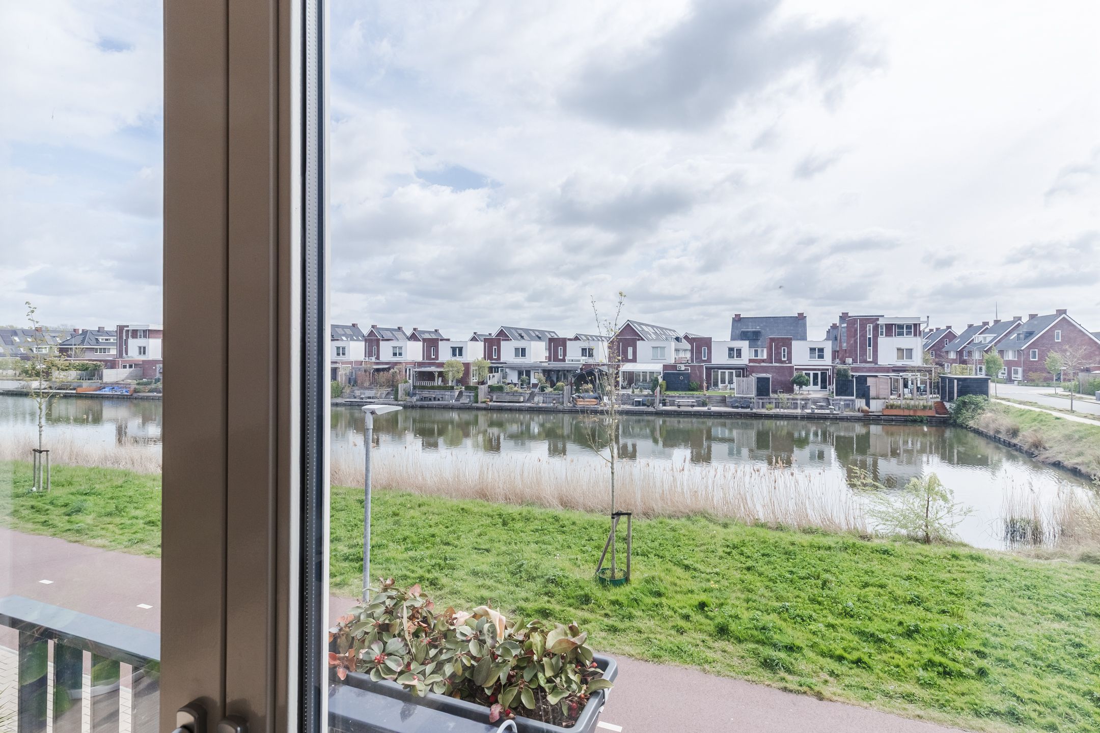 Energy-efficient, move-in ready terraced house from 2023 with open views in Bosselaar Zuid — 24