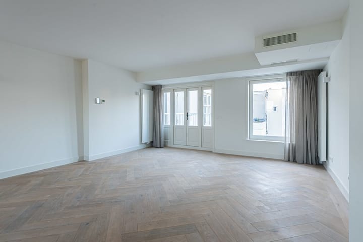 Photo 5 of Van Baerlestraat 92-F