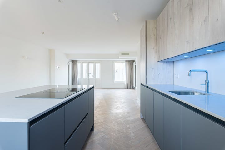 Photo 3 of Van Baerlestraat 92-F