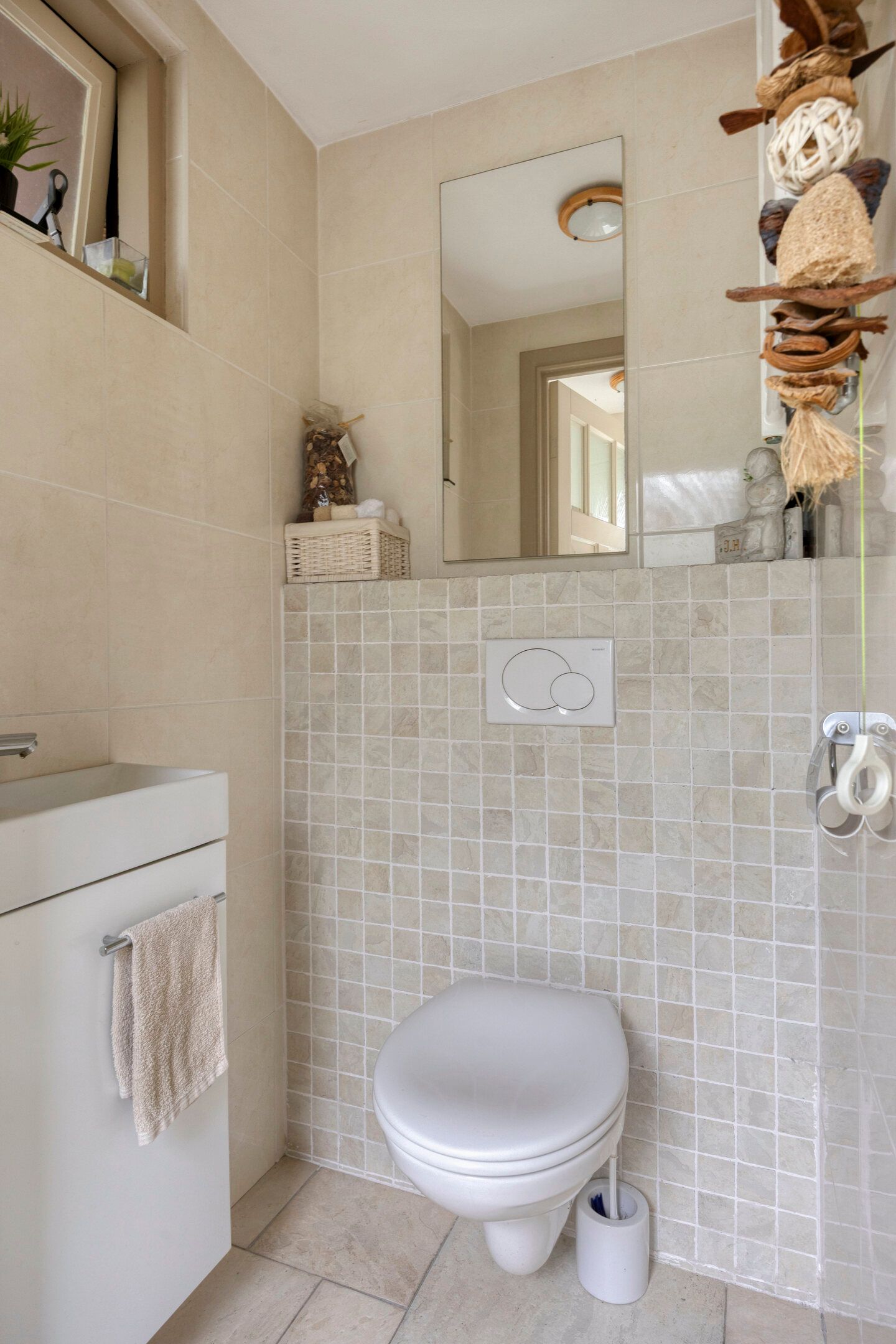 Spacious semi-detached family home with deep south-facing garden and multifunctional workspace — 15