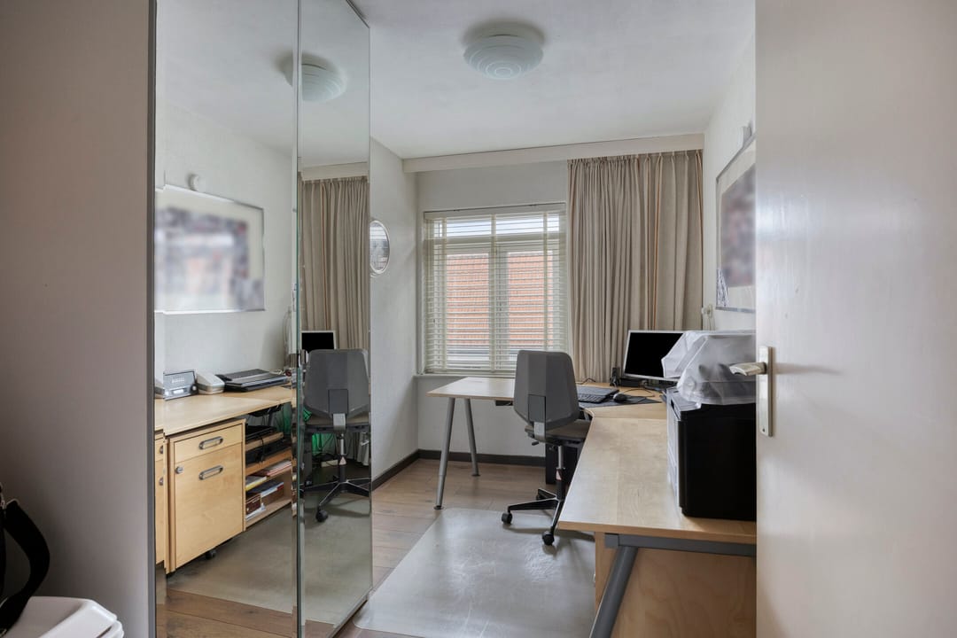 Spacious semi-detached family home with deep south-facing garden and multifunctional workspace — 16