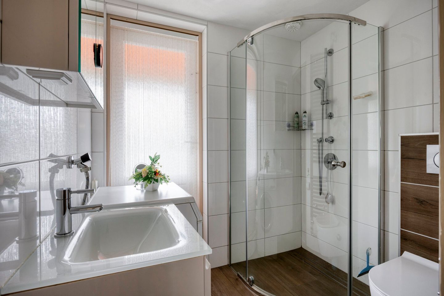 Spacious semi-detached family home with deep south-facing garden and multifunctional workspace — 19