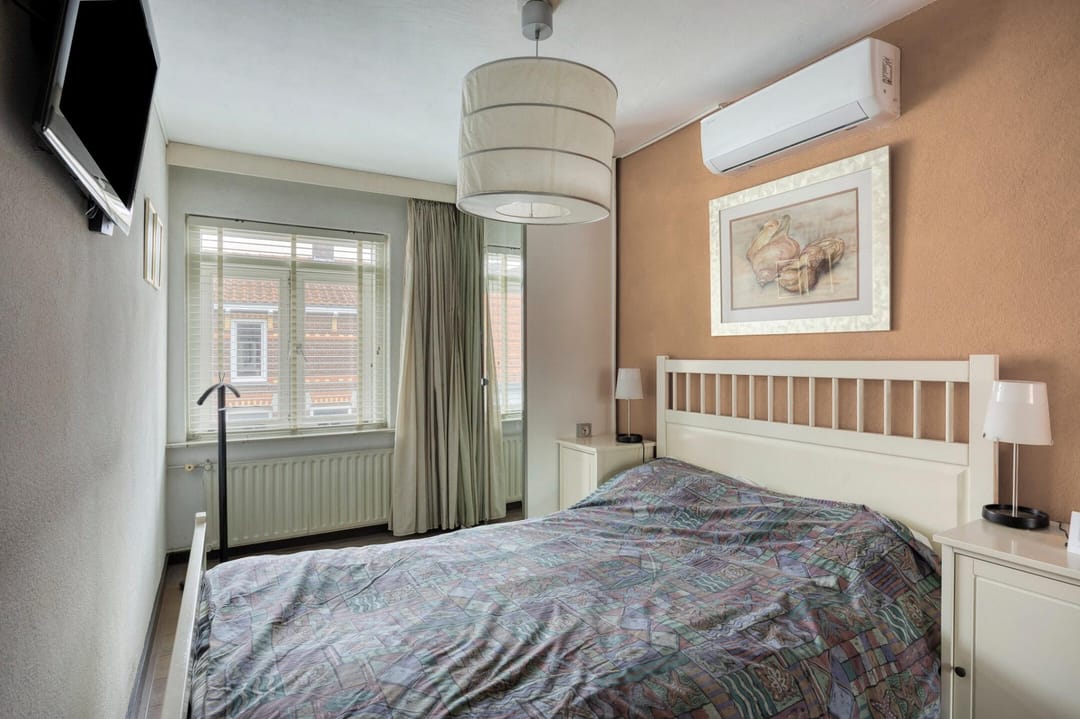 Spacious semi-detached family home with deep south-facing garden and multifunctional workspace — 17