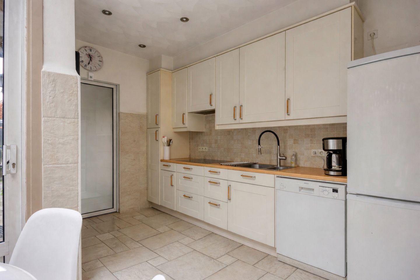 Spacious semi-detached family home with deep south-facing garden and multifunctional workspace — 14