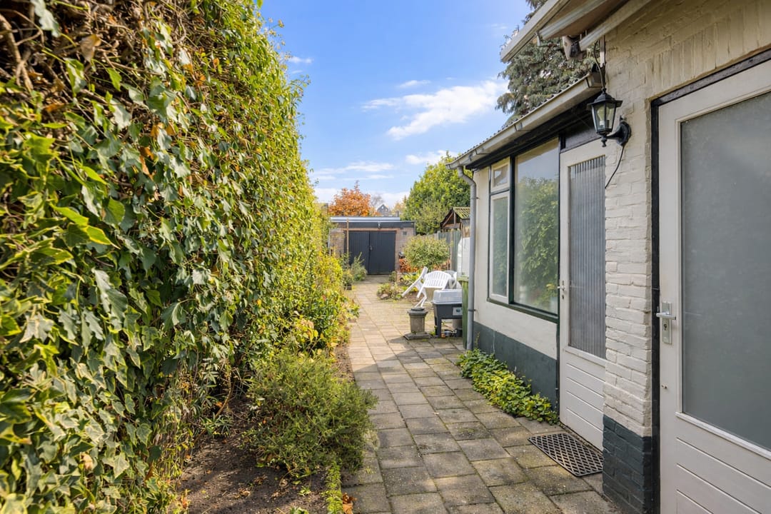 Spacious semi-detached family home with deep south-facing garden and multifunctional workspace — 23