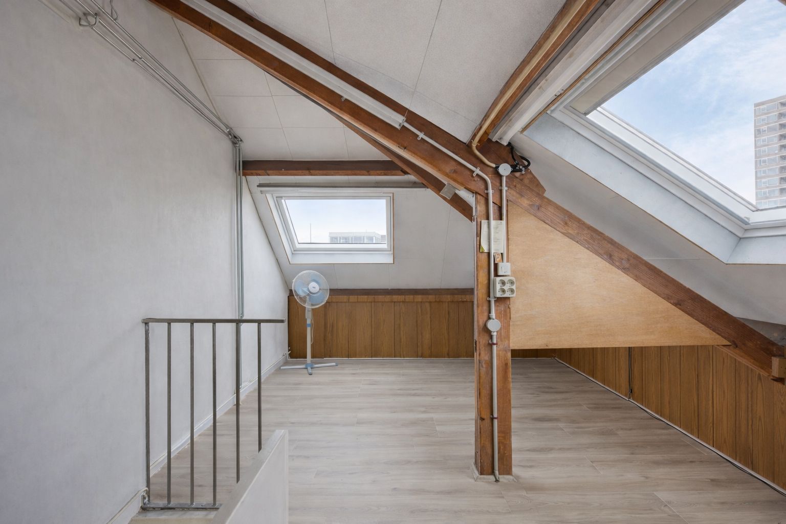 Spacious semi-detached family home with deep south-facing garden and multifunctional workspace — 21