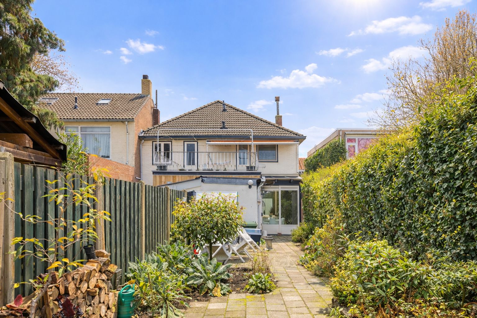 Spacious semi-detached family home with deep south-facing garden and multifunctional workspace — 24