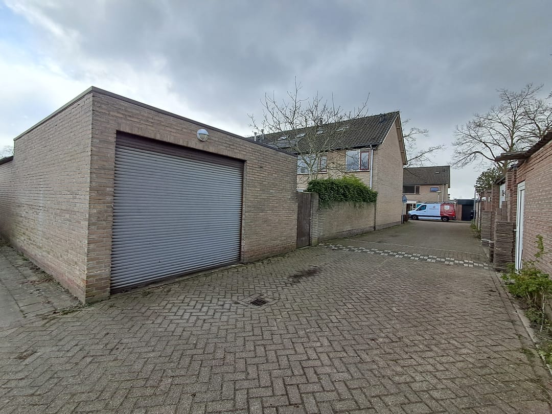End Terraced House with Four Bedrooms and Garage in Child-Friendly Neighborhood — 16