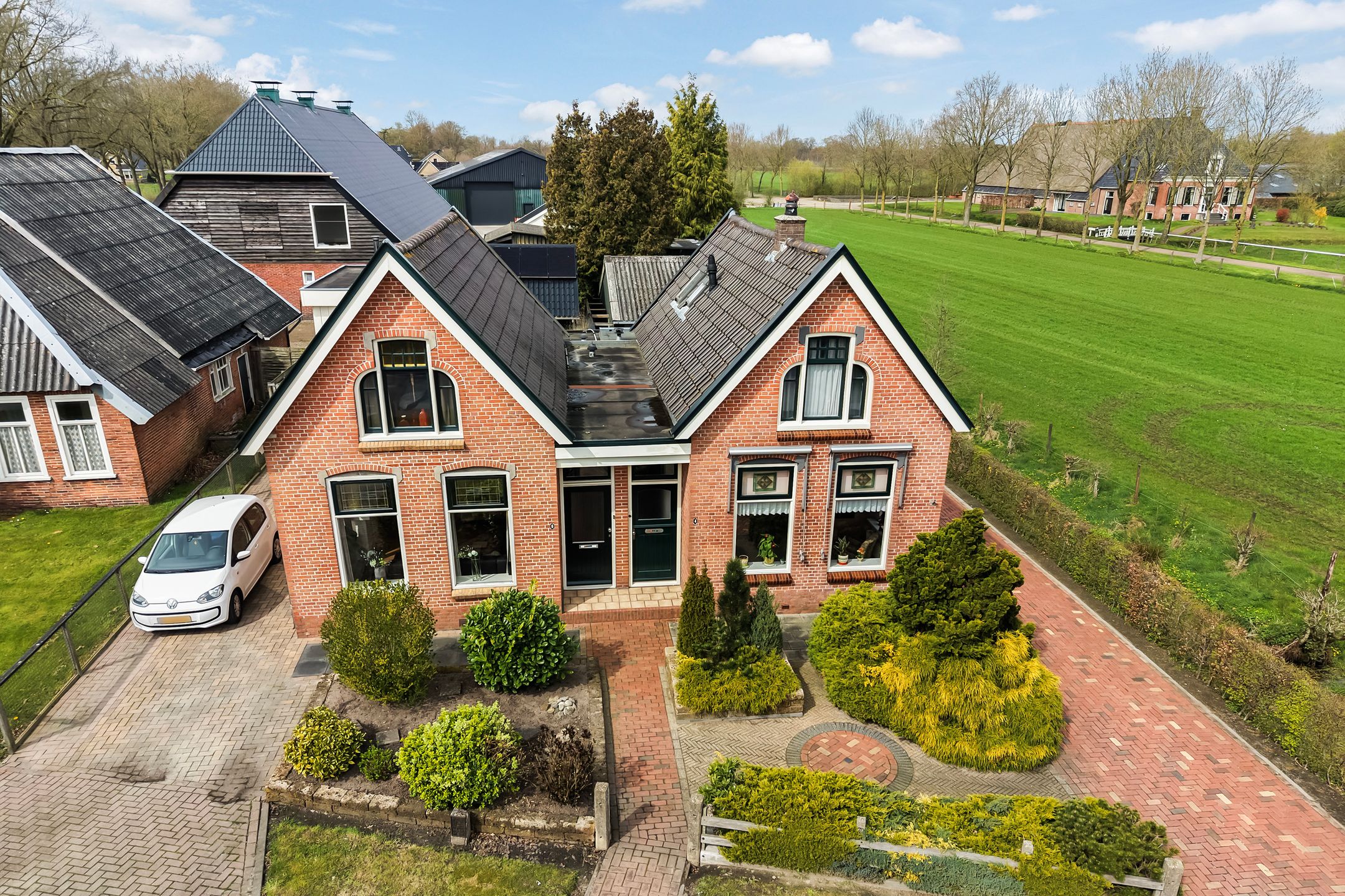 Characteristic semi-detached home with free view at the edge of Buitenpost — 30