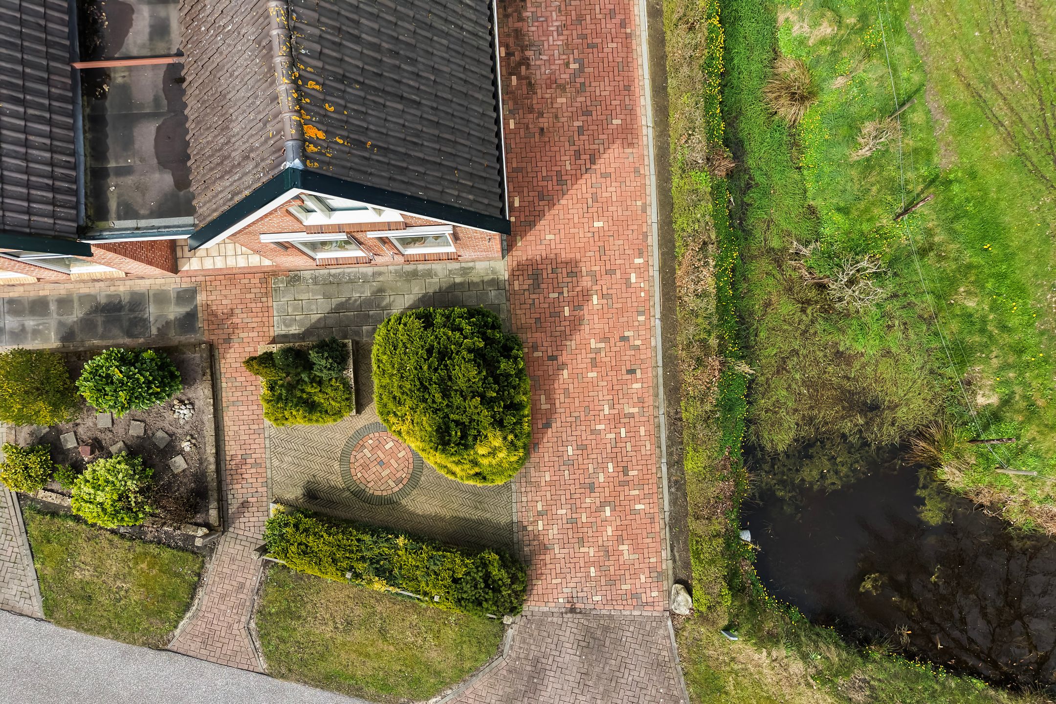 Characteristic semi-detached home with free view at the edge of Buitenpost — 33