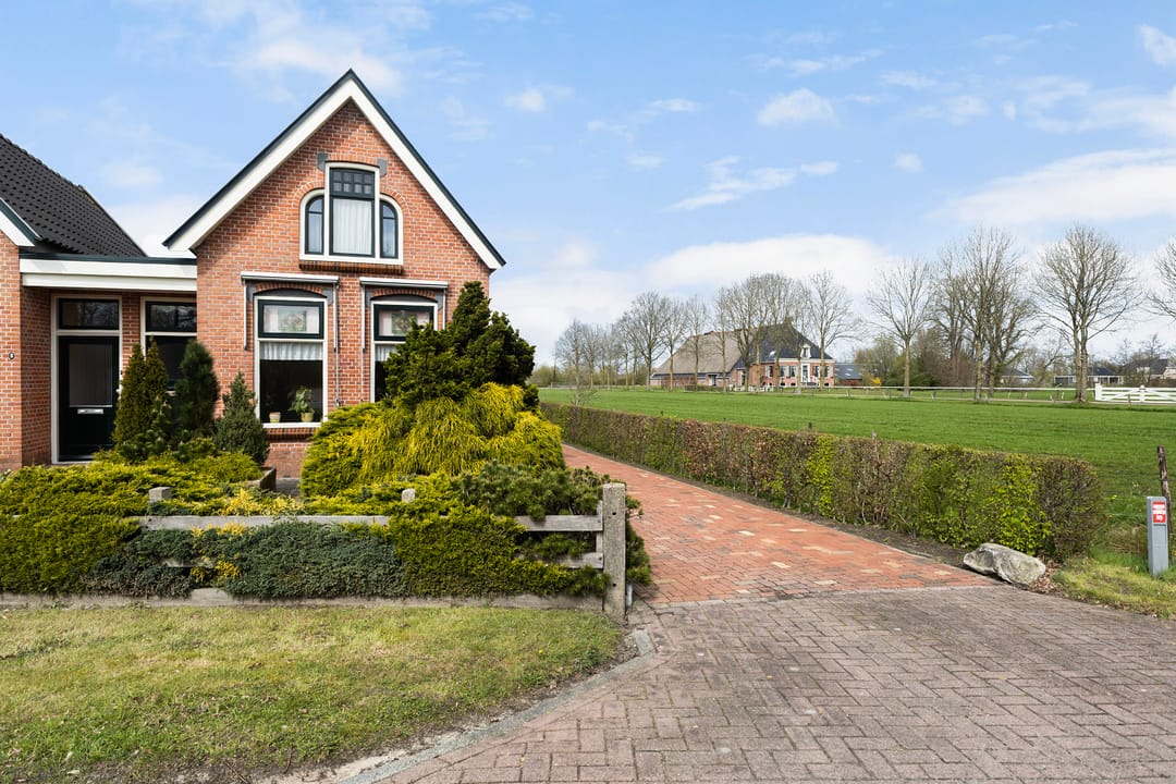 Characteristic semi-detached home with free view at the edge of Buitenpost — 37