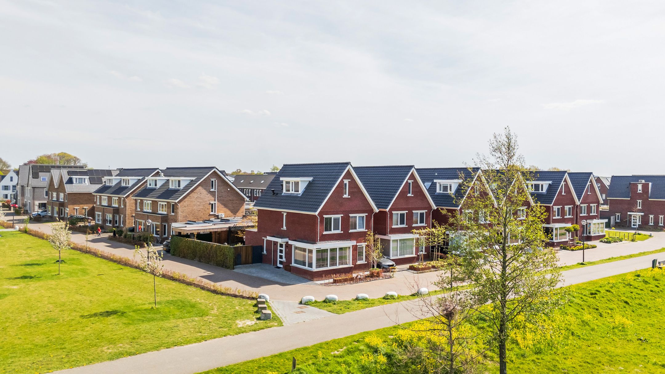 Spacious extended semi-detached home with garage and garden room in Teteringen — 15