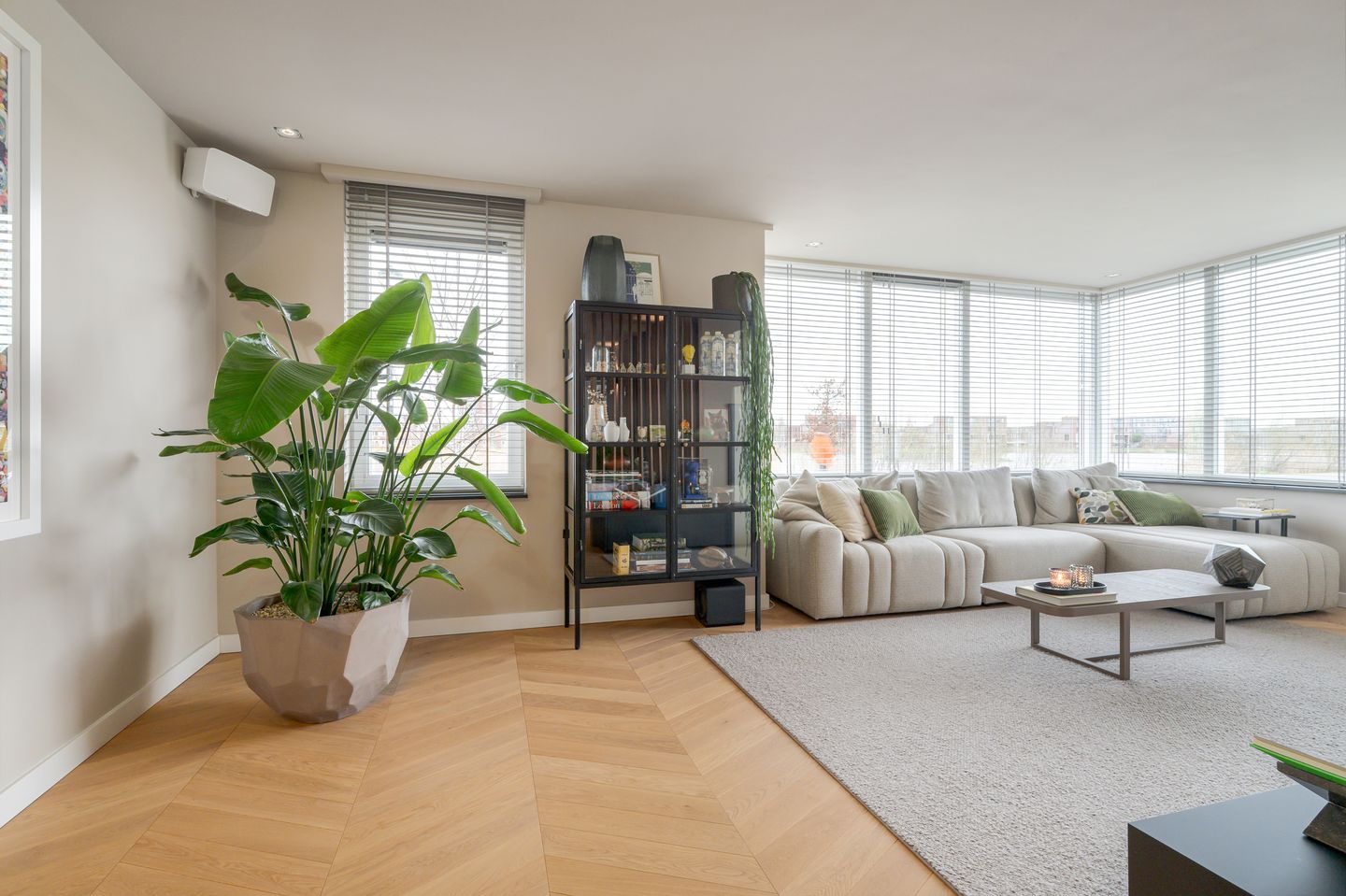 Spacious extended semi-detached home with garage and garden room in Teteringen — 45