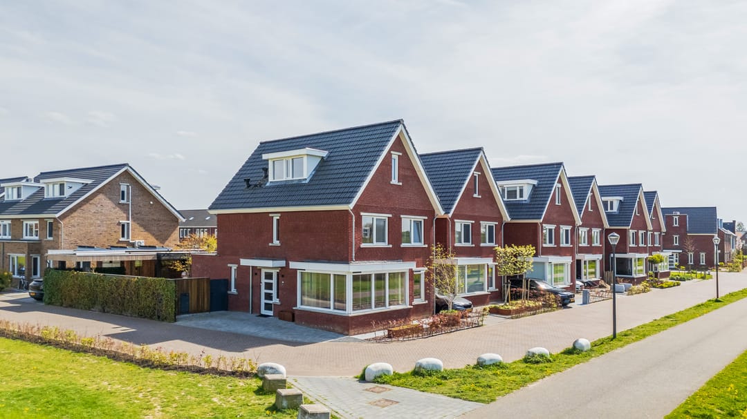 Spacious extended semi-detached home with garage and garden room in Teteringen — 16