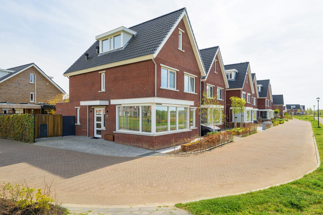 Spacious extended semi-detached home with garage and garden room in Teteringen — 17