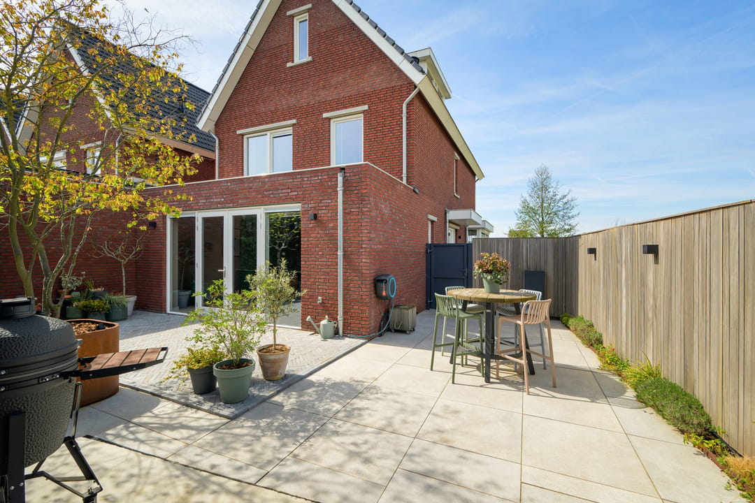 Spacious extended semi-detached home with garage and garden room in Teteringen — 23