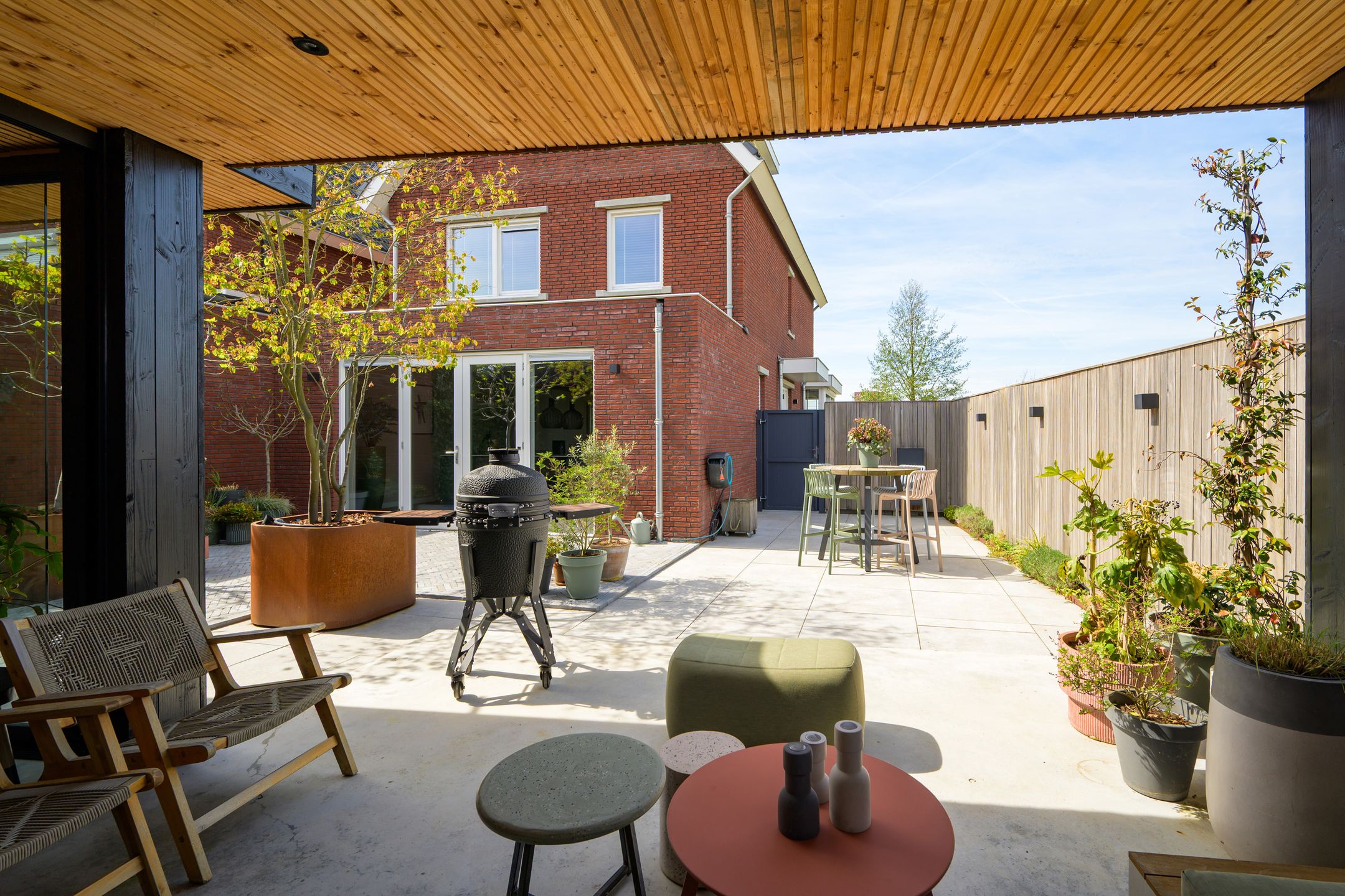Spacious extended semi-detached home with garage and garden room in Teteringen — 26