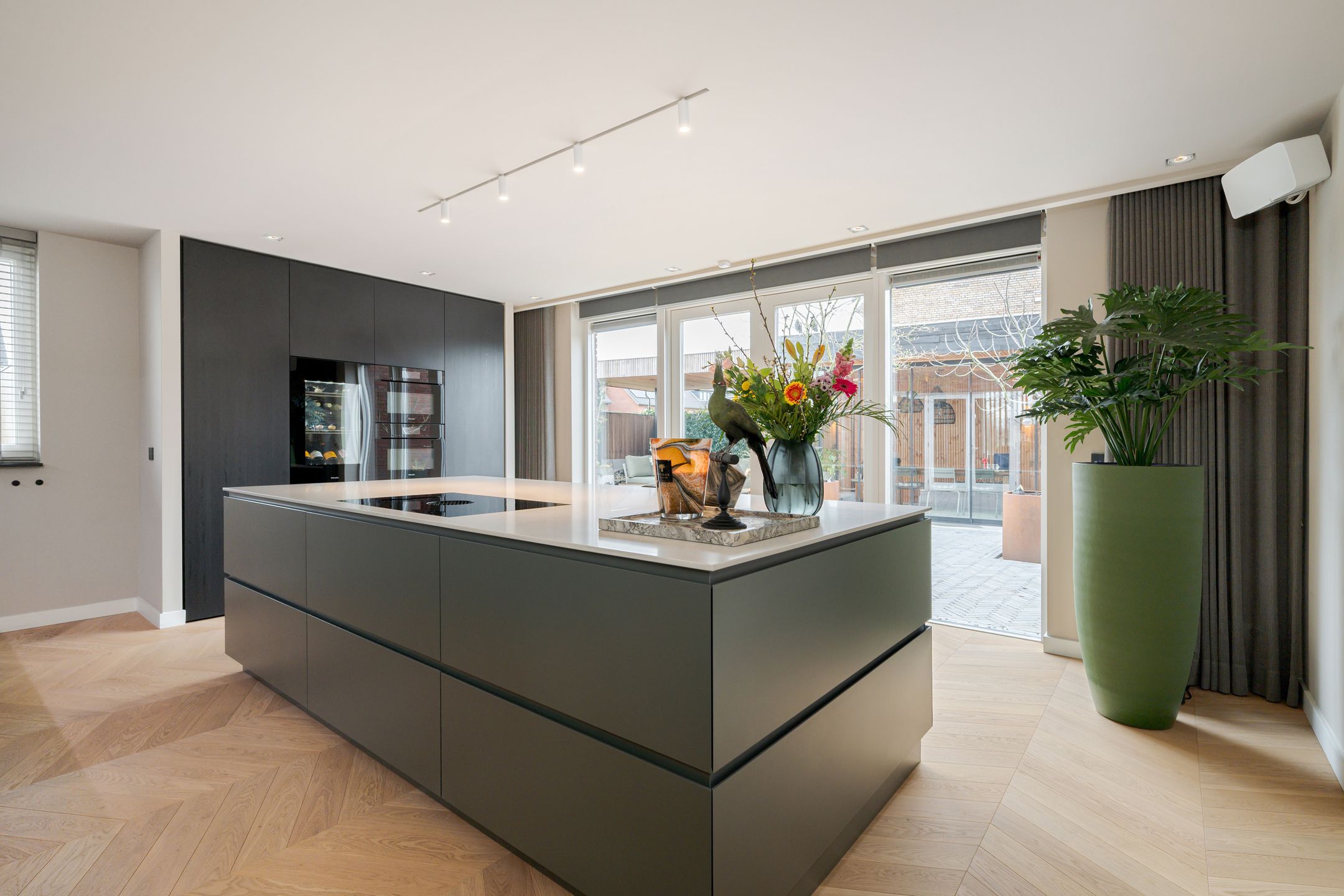 Spacious extended semi-detached home with garage and garden room in Teteringen — 57