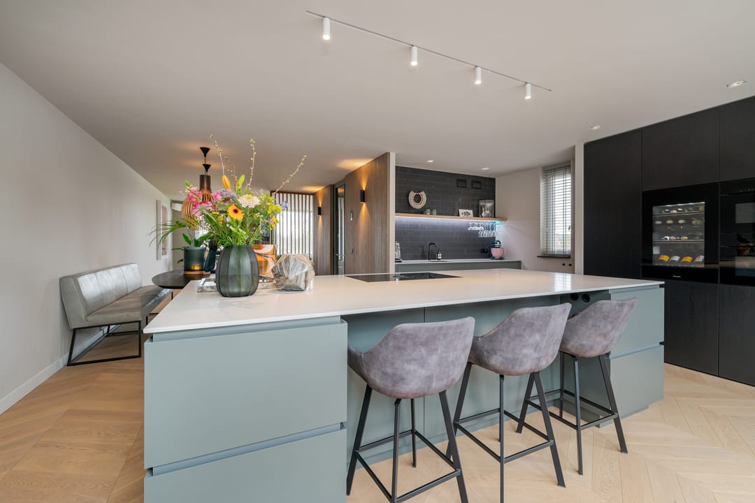 Spacious extended semi-detached home with garage and garden room in Teteringen — 64
