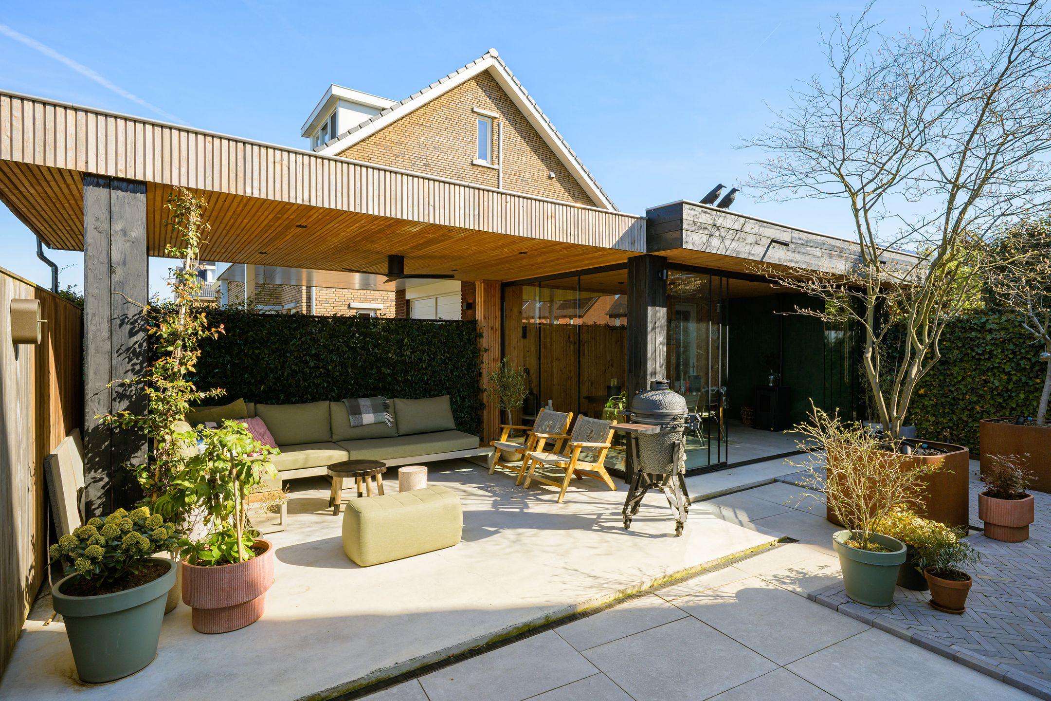 Spacious extended semi-detached home with garage and garden room in Teteringen — 73