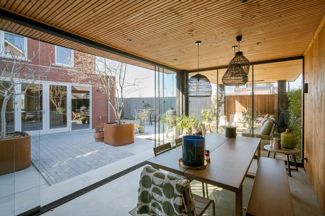 Spacious extended semi-detached home with garage and garden room in Teteringen — 76