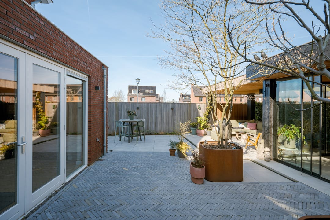 Spacious extended semi-detached home with garage and garden room in Teteringen — 79