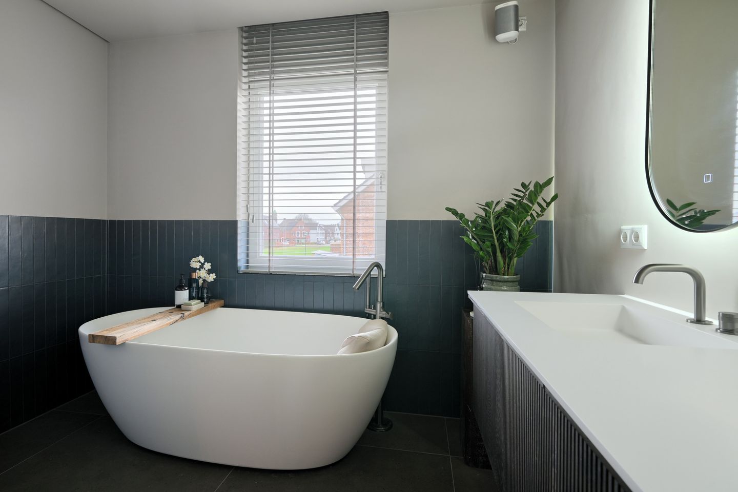 Spacious extended semi-detached home with garage and garden room in Teteringen — 89