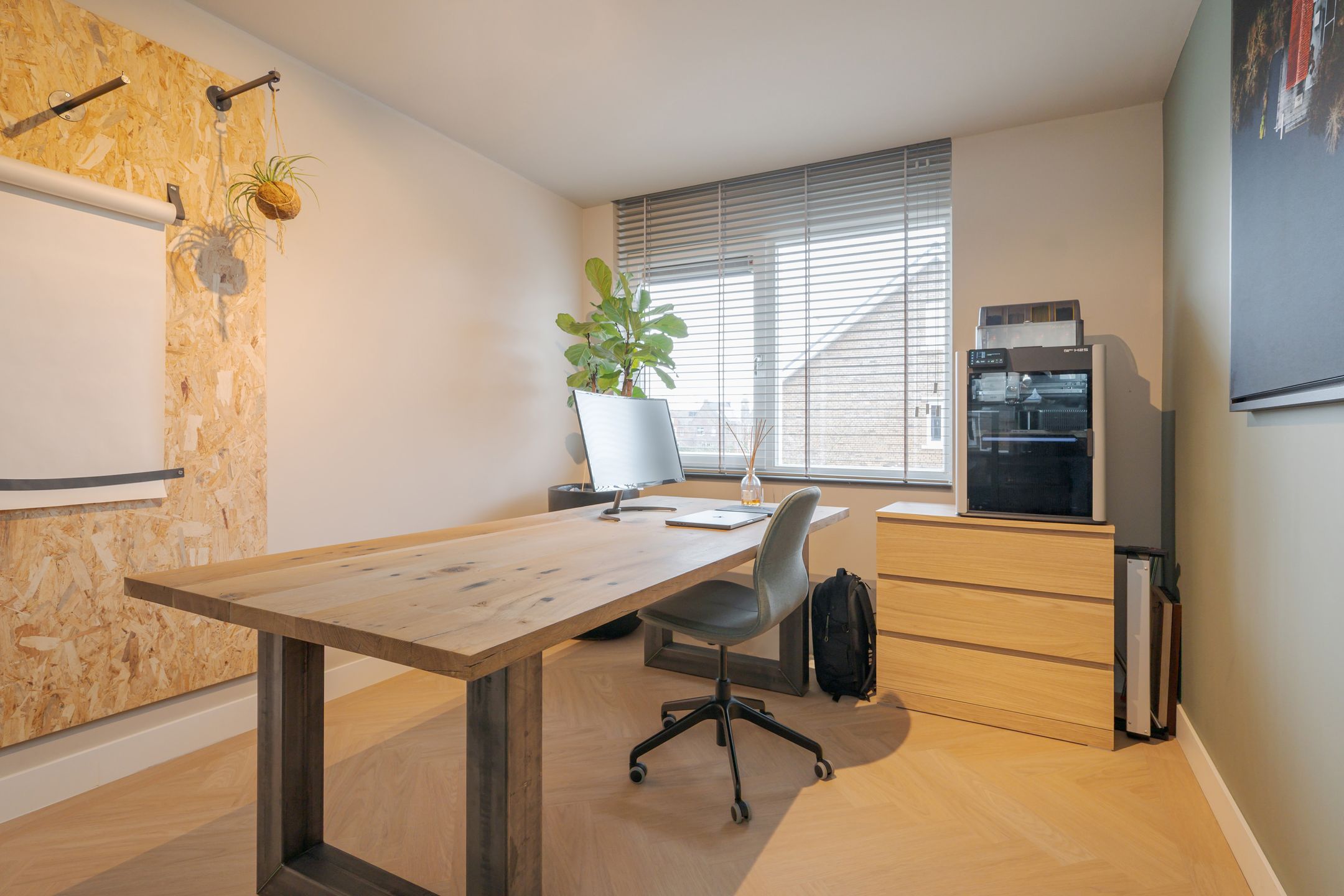 Spacious extended semi-detached home with garage and garden room in Teteringen — 94