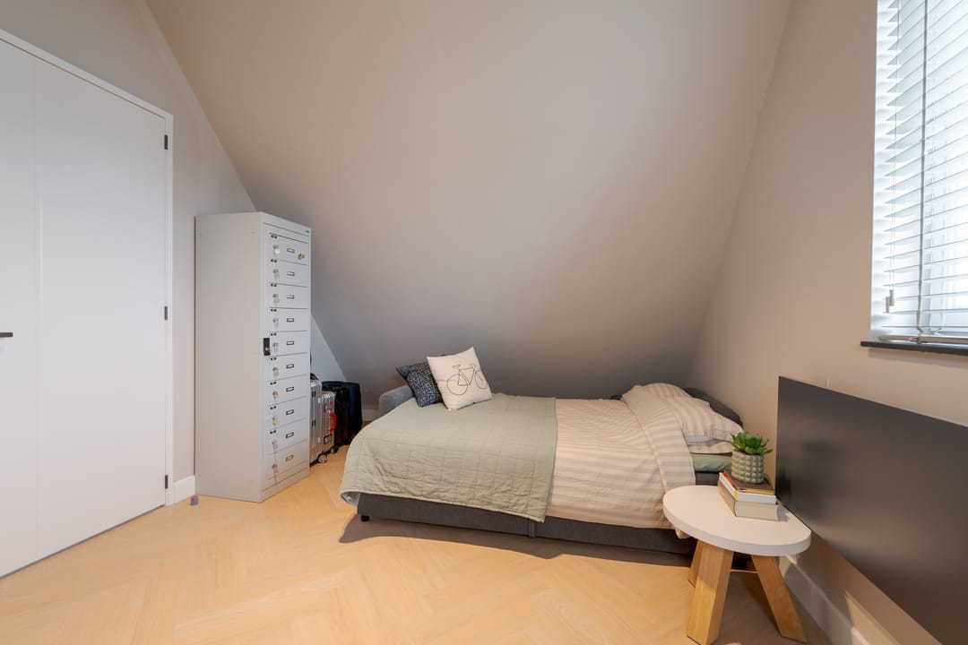 Spacious extended semi-detached home with garage and garden room in Teteringen — 107