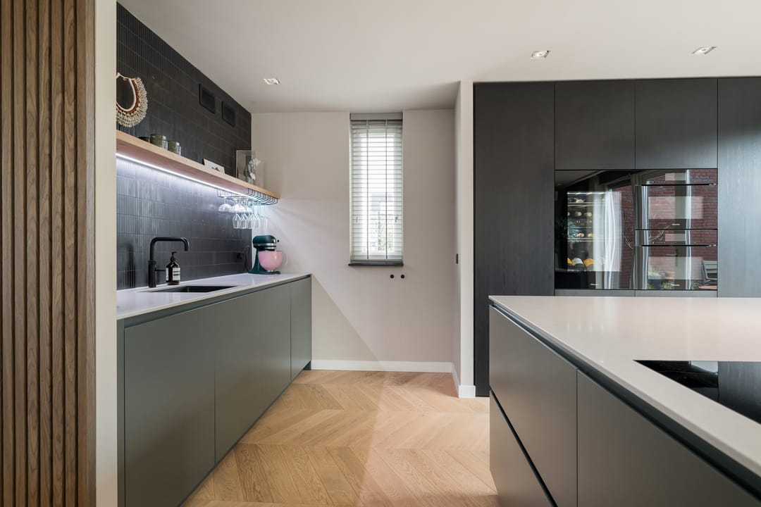 Spacious extended semi-detached home with garage and garden room in Teteringen — 69
