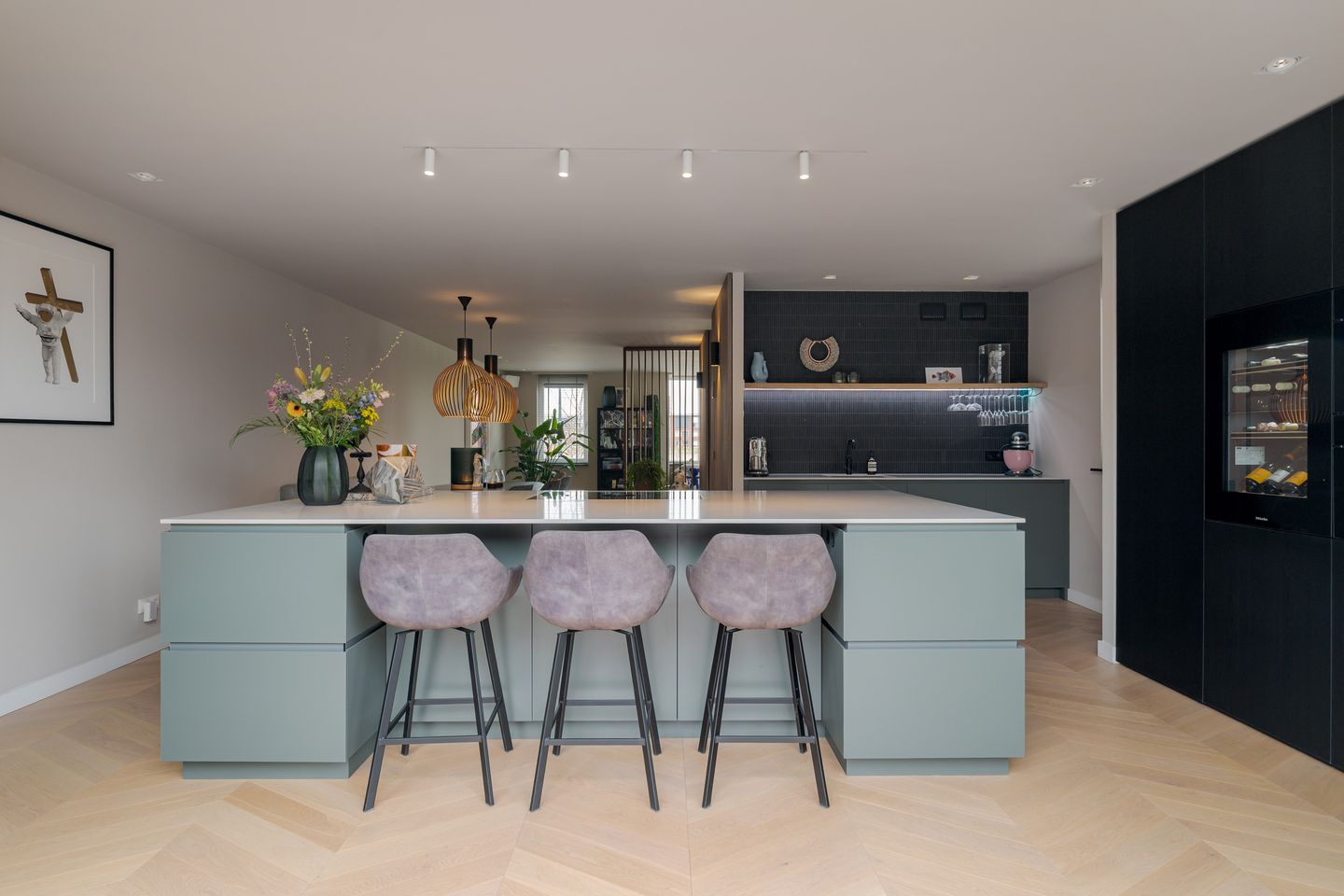 Spacious extended semi-detached home with garage and garden room in Teteringen — 67