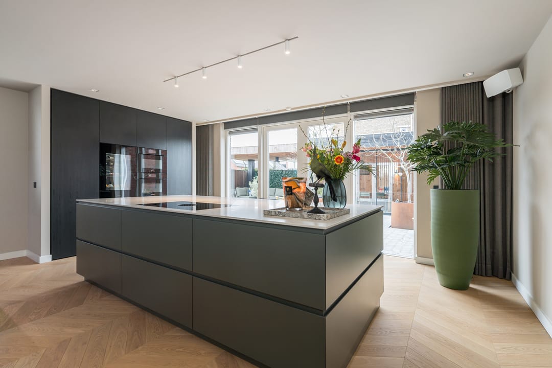 Spacious extended semi-detached home with garage and garden room in Teteringen — 70