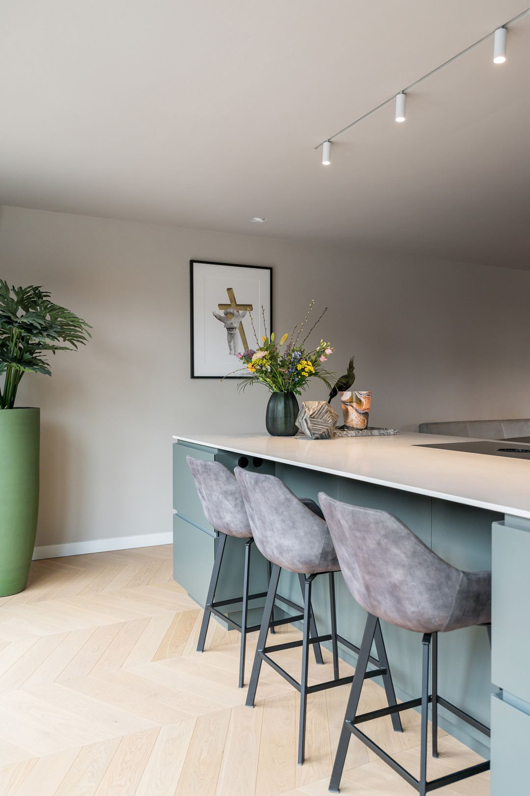 Spacious extended semi-detached home with garage and garden room in Teteringen — 63