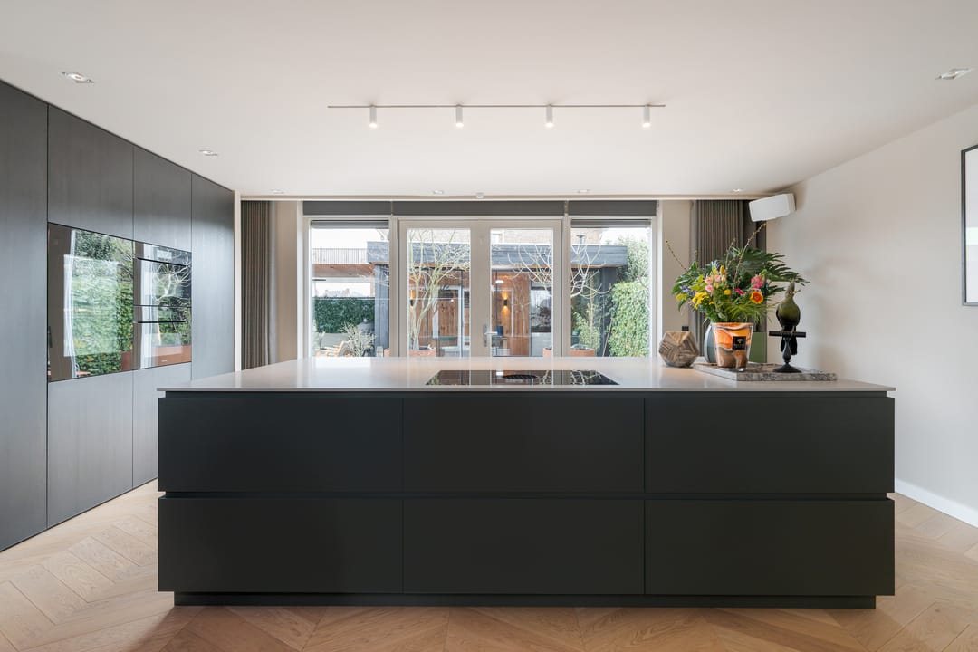 Spacious extended semi-detached home with garage and garden room in Teteringen — 58