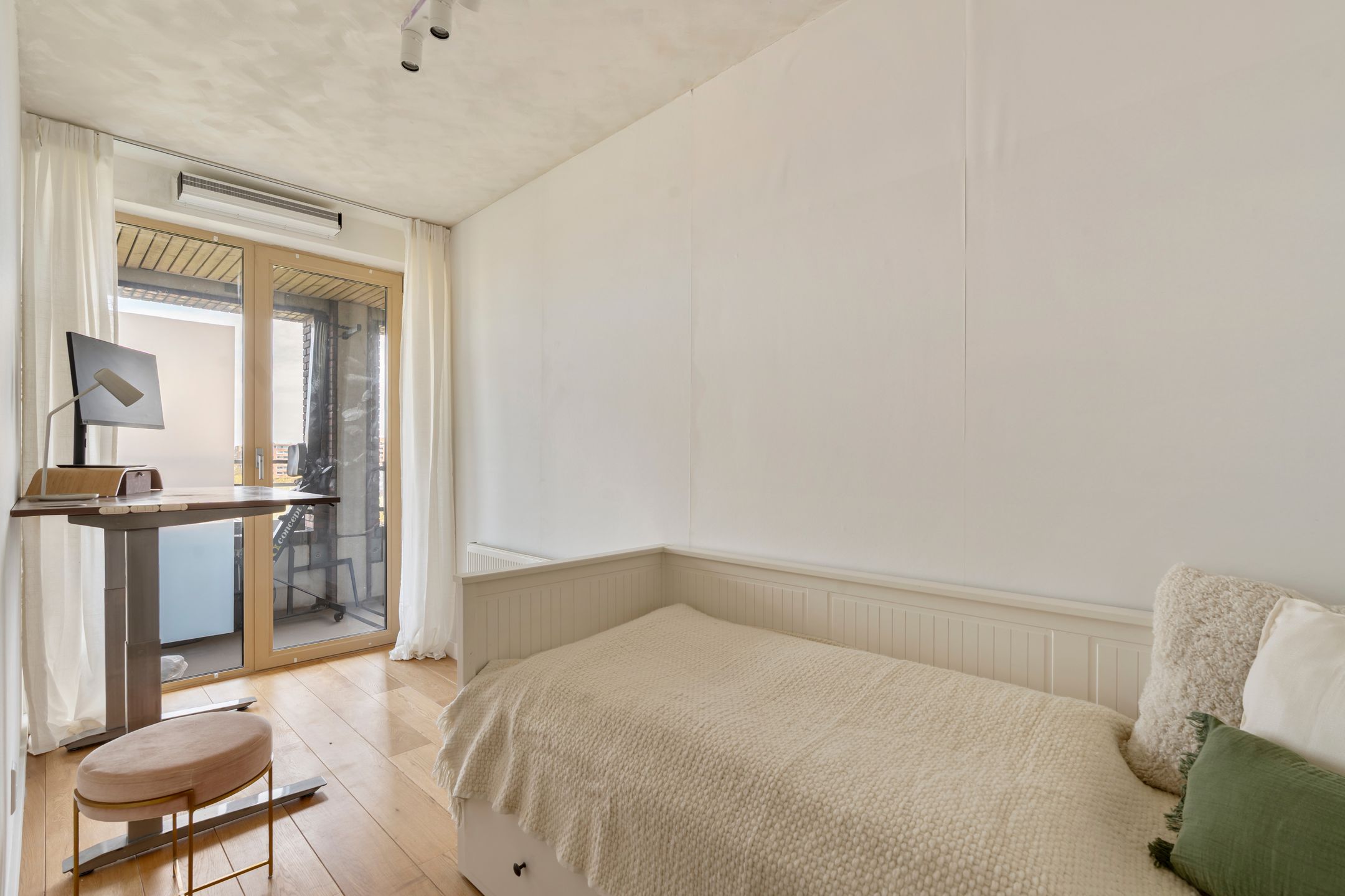 Fully Renovated 2-Bedroom Apartment with Parking in Amsterdam Overtoomse Veld-Noord — 24