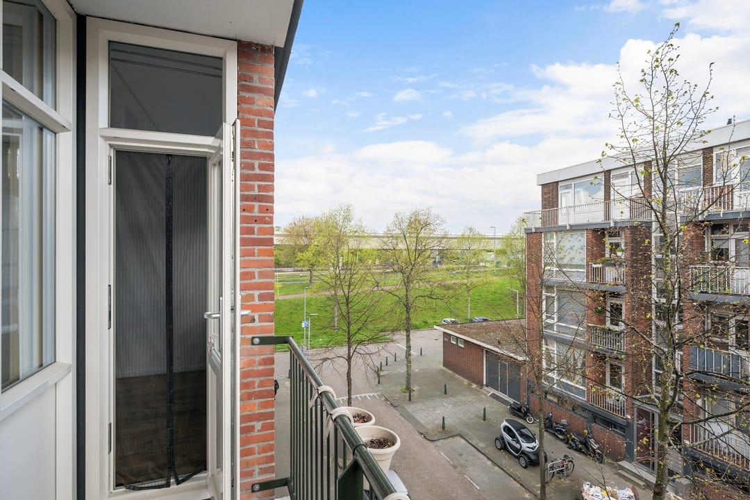 Light 3-Room Apartment with Balcony in Rotterdam Delfshaven — 17