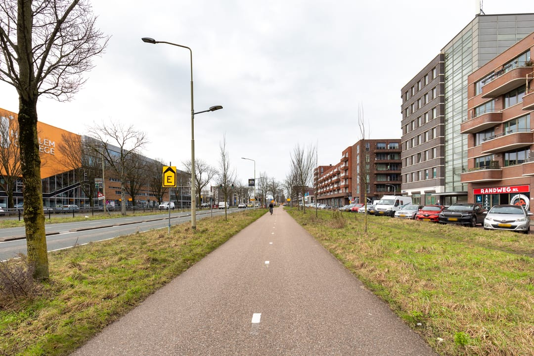 Modern Energy-Efficient Corner Apartment with Private Parking in Haarlem — 32