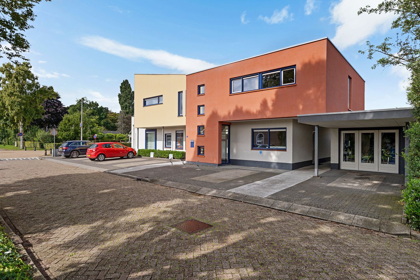 Bekijk foto 2 van Dr HAW van der Vechtlaan 32