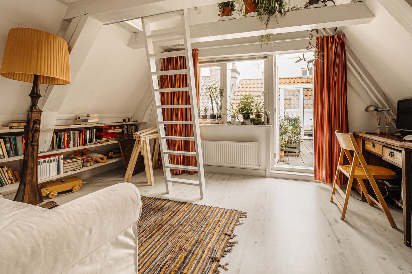 Foto 40 van Oudezijds Voorburgwal 151